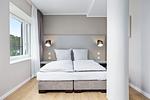 Schlafzimmer mit Doppelbett - Strandresidenzen Binz-Prora V0.3 - Top-Hundeurlaub