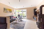 Helles Wohnzimmer mit Sofa und Relaxsessel - Windlooper 1 - Top-Hundeurlaub