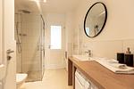 Modernes Badezimmer mit Dusche und Waschbecken - Windlooper 1 - Top-Hundeurlaub