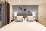 Schlafzimmer mit Doppelbett und stilvollen Akzenten - Windlooper 1 - Top-Hundeurlaub
