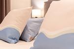 Schlafzimmer mit stilvollen Kissen und Licht - Windlooper 1 - Top-Hundeurlaub