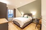 Schlafzimmer mit Doppelbett und Schreibtisch - Windlooper 1 - Top-Hundeurlaub