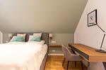 Schlafzimmer mit Doppelbett und Arbeitsplatz - Windlooper 1 - Top-Hundeurlaub