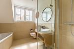Modernes Badezimmer mit Badewanne und Waschbecken - Windlooper 1 - Top-Hundeurlaub