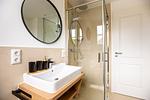 Modernes Badezimmer mit Dusche und Waschbecken - Windlooper 1 - Top-Hundeurlaub
