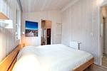 zweites Schlafzimmer mit Fenster - Ferienhaus 02d - Top-Hundeurlaub