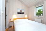 erstes Schlafzimmer mit Doppelbett - Ferienhaus 02d - Top-Hundeurlaub