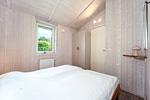 Schlafzimmer mit Fenster - Ferienhaus 02d - Top-Hundeurlaub