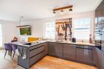 Küche / Küchenzeile - Ferienhaus Baltic Huus mit Sauna, Kamin und Sonnenterrasse - Top-Hundeurlaub