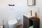 Gäste-WC - Ferienhaus Baltic Huus mit Sauna, Kamin und Sonnenterrasse - Top-Hundeurlaub