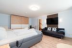 Schlafzimmer mit Komfortbett, die motorisch in Kopf- und Fußteil verstellbar ist. - App. 1 - Top-Hundeurlaub