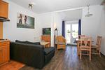 Wohnbereich mit Sofa und Essbereich - Wohnung 15 - Top-Hundeurlaub