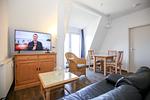 Wohnzimmer mit Essbereich und TV - Wohnung 15 - Top-Hundeurlaub