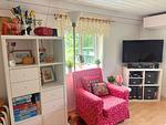 Gemütlicher Wohn- und Schlafbereich mit Fernseher im Hus Långhult - Hus Långhult - Top-Hundeurlaub