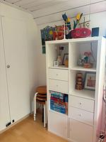 Regal mit Büchern und Gesellschaftsspielen im Hus Långhult - Hus Långhult - Top-Hundeurlaub
