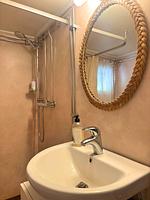 Modernes Badezimmer mit Waschbecken im Ferienhaus Hus Långhult - Hus Långhult - Top-Hundeurlaub