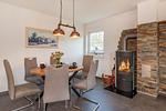 Wohnzimmer - Ferienhaus Wiesenblick mit Kamin, Terrasse, Badewanne und Dusche - Top-Hundeurlaub