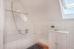 Badezimmer - Ferienhaus Wiesenblick mit Kamin, Terrasse, Badewanne und Dusche - Top-Hundeurlaub