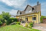 Fassade / Eingang - Ferienhaus Wiesenblick mit Kamin, Terrasse, Badewanne und Dusche - Top-Hundeurlaub