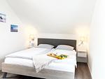 Schlafzimmer mit Doppelbett - Inselblick (E014) - Top-Hundeurlaub
