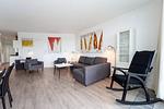 Wohnbereich mit Schwingstuhl - Promenadenvilla 03 Wohnung 07 - Top-Hundeurlaub