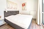 1. Schlafzimmer mit Doppelbett - Promenadenvilla 03 Wohnung 07 - Top-Hundeurlaub