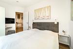 1. Schlafzimmer mit Blick zur Küche - Promenadenvilla 03 Wohnung 07 - Top-Hundeurlaub