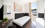 1. Schlafzimmer mit TV - Promenadenvilla 03 Wohnung 06 - Top-Hundeurlaub