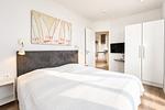 1. Schlafzimmer mit Schrank - Promenadenvilla 03 Wohnung 09 - Top-Hundeurlaub