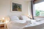 Schlafzimmer mit großem Doppelbett (200x200cm) - Ferienhaus an der Au - Top-Hundeurlaub