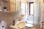 Badezimmer mit Dusche und Fenster - Ferienhaus an der Au - Top-Hundeurlaub
