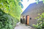 Grün eingewachsener Hauseingang - Ferienhaus an der Au - Top-Hundeurlaub