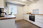 Küche mit Geschirrspüler, Backofen, Ceranfeld, Kühlschrank uvm. - Klüterkammer - Top-Hundeurlaub