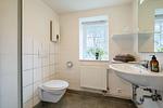 Kleines, funktionales Badezimmer mit Dusche, WC, Fenster - Klüterkammer - Top-Hundeurlaub