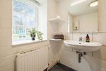 Kleines, funktionales Badezimmer mit Dusche, WC, Fenster - Klüterkammer - Top-Hundeurlaub