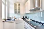 Küche / Küchenzeile - Ferienwohnung Bernstein in der Villa Rex Sellin - Top-Hundeurlaub