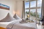 Schlafzimmer - Ferienwohnung Bernstein in der Villa Rex Sellin - Top-Hundeurlaub
