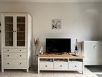 moderne Wohnwand mit Fernseher - UG-Buche - Top-Hundeurlaub
