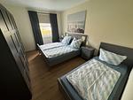 Schlafzimmer mit Kleiderschrank, Doppelbett und ein Einzelbett - UG-Buche - Top-Hundeurlaub