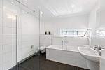 Badezimmer mit Badewanne und Dusche im usollo15, Lotsenstieg 15 in Karlshagen - Ostseeland Lotsenstieg 15 - Top-Hundeurlaub