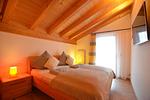 Schlafzimmer 2 mit TV - Alpenrose - Feriendorf Via Claudia Haus 53 - Top-Hundeurlaub