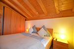Schlafzimmer mit Doppelbett - Alpenrose - Feriendorf Via Claudia Haus 53 - Top-Hundeurlaub