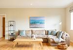 Ferienwohnung Nordkap in Wittdün/Amrum   Wohnzimmer mit Sofaecke und Regal - Haus Jungnamen Sand - Wohnung Nordkap - Top-Hundeurlaub
