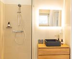 Ferienwohnung Nordkap in Wittdün/Amrum   Badezimmer mit Waschbecken und Dusche - Haus Jungnamen Sand - Wohnung Nordkap - Top-Hundeurlaub