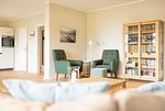 Ferienwohnung Nordkap in Wittdün/Amrum   Leseecke mit Vitrine - Haus Jungnamen Sand - Wohnung Nordkap - Top-Hundeurlaub