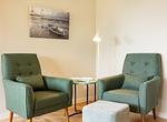 Ferienwohnung Nordkap in Wittdün/Amrum   Leseecke mit Leselampe und Tischchen - Haus Jungnamen Sand - Wohnung Nordkap - Top-Hundeurlaub