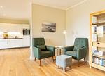 Ferienwohnung Nordkap in Wittdün/Amrum   Leseecke mit Leselampe und Tischchen - Haus Jungnamen Sand - Wohnung Nordkap - Top-Hundeurlaub
