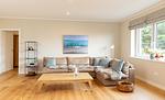 Ferienwohnung Nordkap in Wittdün/Amrum   Sofa-Landschaft mit Regal und Sofatisch - Haus Jungnamen Sand - Wohnung Nordkap - Top-Hundeurlaub