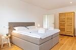 Ferienwohnung Nordkap in Wittdün/Amrum   Doppelbett im ersten Schlafzimmer und geräumiger Kleiderschrank - Haus Jungnamen Sand - Wohnung Nordkap - Top-Hundeurlaub