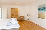 Ferienwohnung Nordkap in Wittdün/Amrum   Doppelbett im ersten Schlafzimmer und geräumiger Kleiderschrank - Haus Jungnamen Sand - Wohnung Nordkap - Top-Hundeurlaub